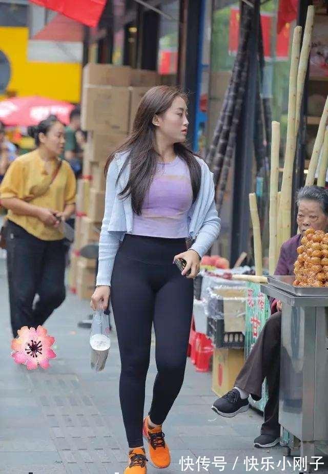 时尚 柳腰细腿的打底裤美女，搭配风格时尚一些，有点新奇