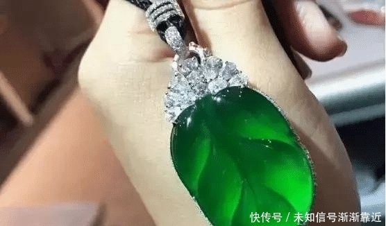 确认过眼神!今年最完美的赌石,1吨重玻璃种帝王绿估价5亿