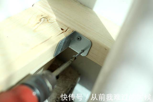 小户型|以后阳台学他这样装,抬高30公分,做个甲板地台,啥都能塞里面!