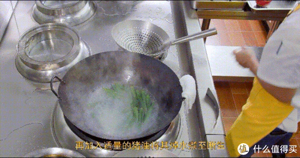 厨师长|王刚的美食精选 篇九十：厨师长教你：“秋葵炒蛋”的家常做法，清脆爽口，营养美味