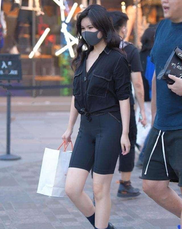 连衣裙 牛仔裤的穿搭少女感十足,展现优雅动人的气息,耐看又精致!