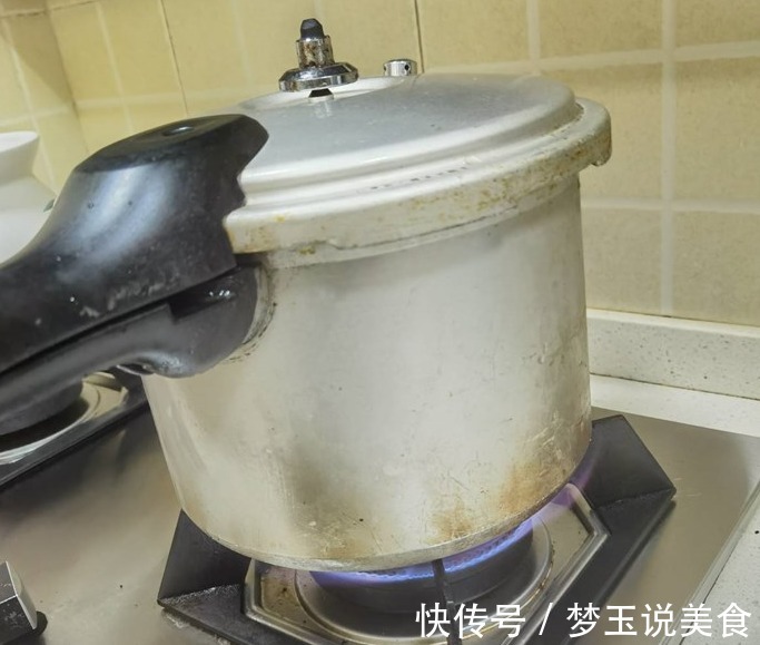 分享在家烤羊排的家常做法，很简单，焦焦嫩嫩，味道相当好！