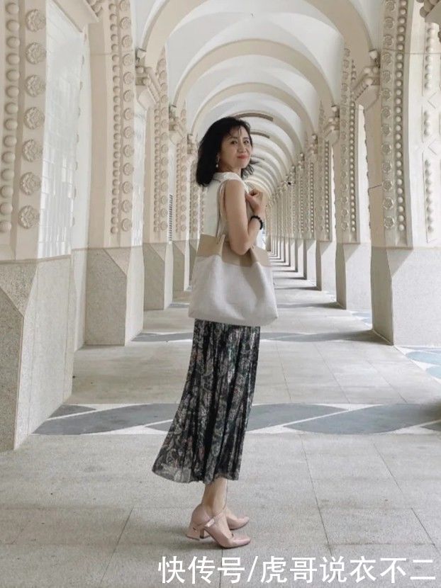 条纹衫|60岁女人夏季如何穿得时髦漂亮，教你4个技巧，分分钟年轻二十岁