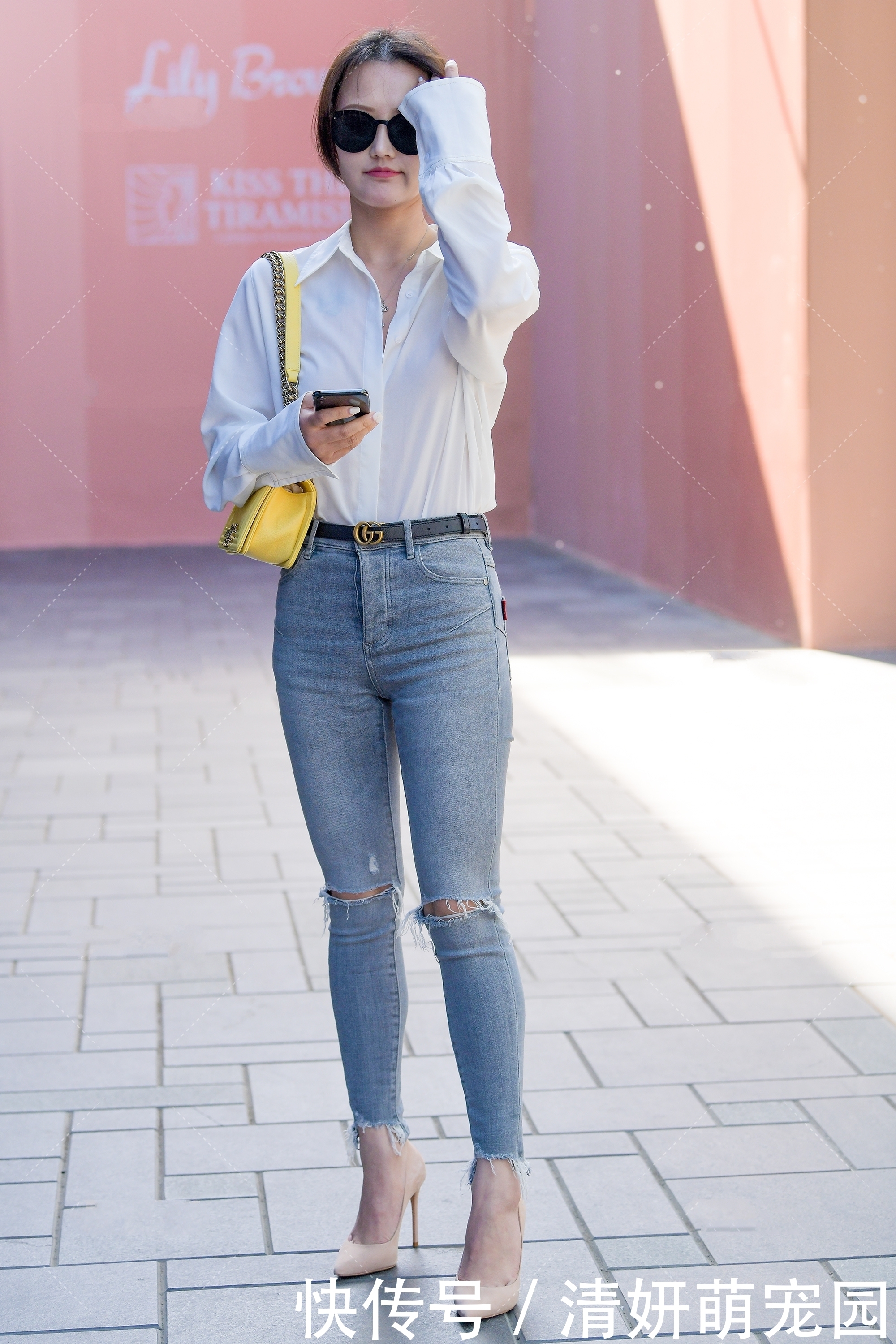 街拍美女白衬衫搭配牛仔裤,简单随意,轻松自在