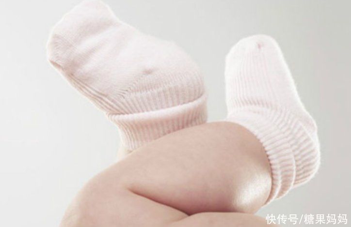 老人|宝宝在夏季是否穿袜子,宝妈和老人意见不同,哪个才是正确的?