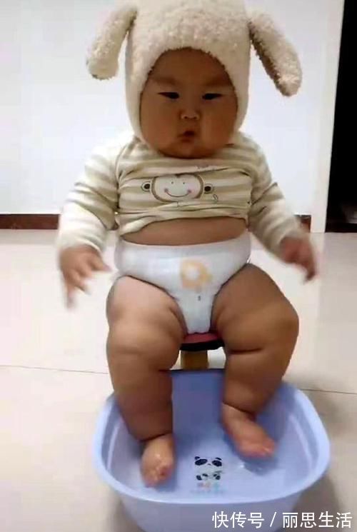 妈妈|“最灵活的胖宝宝”蹿红网络,洗脚的时候小脚乱颤,网友想要同款宝宝