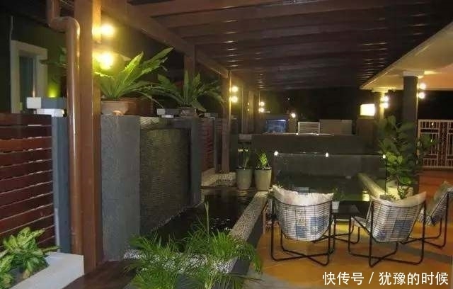 鱼缸和池还可以这样结合?只能说很有想法,有钱我也搞一个!