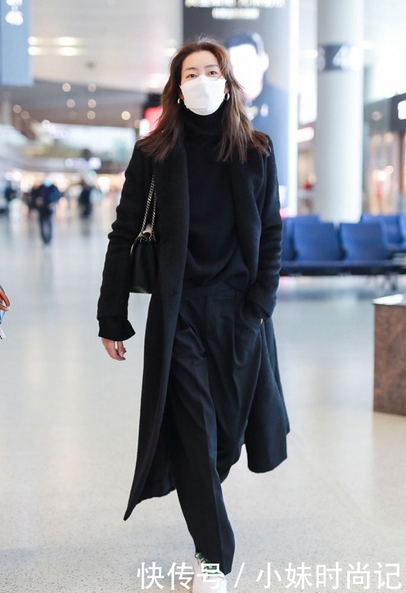 刘雯穿黑色大衣高级感十足!纯色大衣穿起来不仅不单调,反而时髦