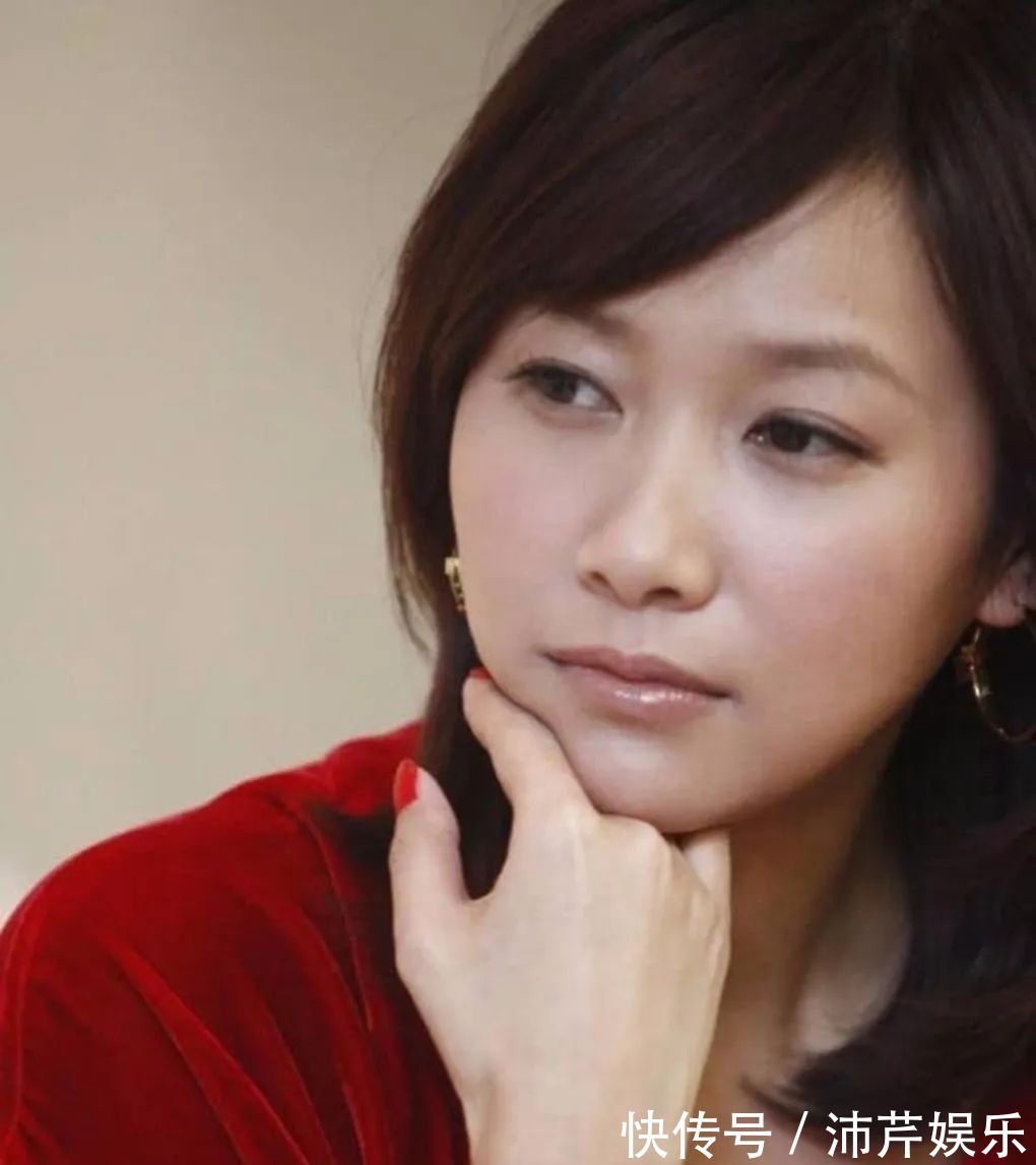 创作#最美书法家徐静蕾,创作的毛笔字作品,却遭到了网友的质疑