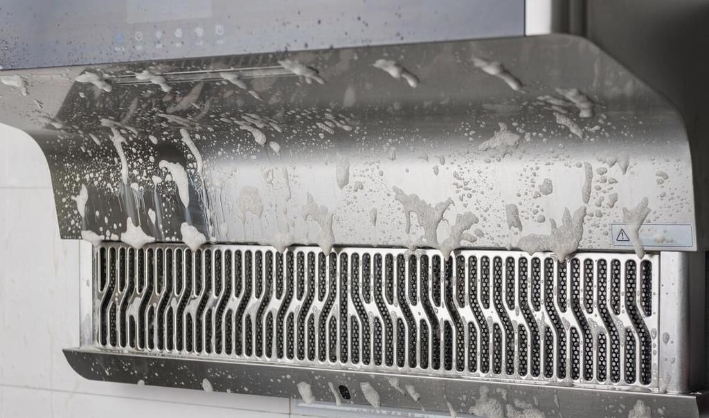 日子过久了才知道,自己清洗油烟机有窍门,一喷一擦就能搞定