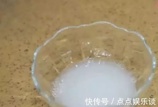 洗衣服时别只放洗衣液,多放一碗它,不用搓洗,衣服干净如新!