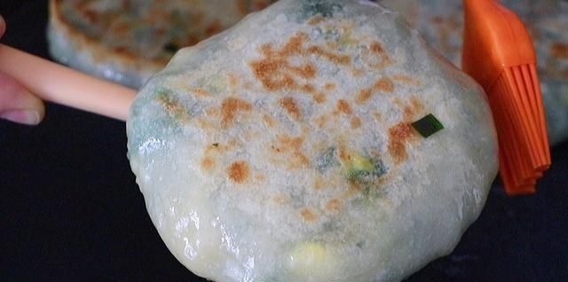 爱吃韭菜盒子,这个方法就够了,不和面不擀皮,薄皮大馅太香了