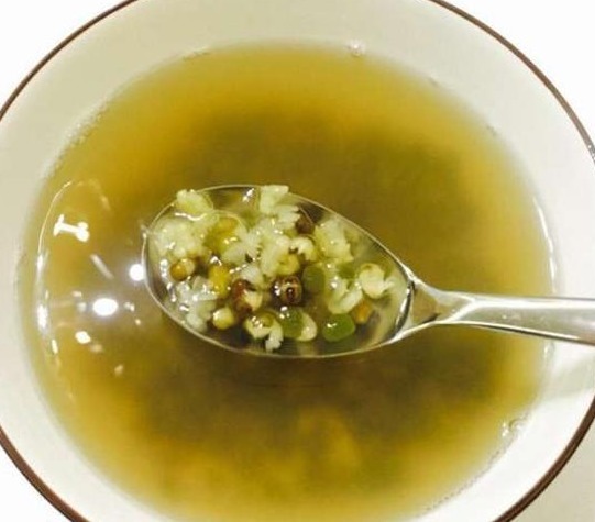 煮绿豆时，别再提前泡豆子了，用这一招，只需十分钟就煮的烂开花