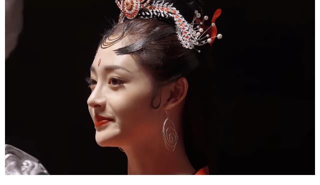 蜘蛛精|周洁琼上演最美“蜘蛛精”，当灯光暗下的那一刻，她的真容暴露了