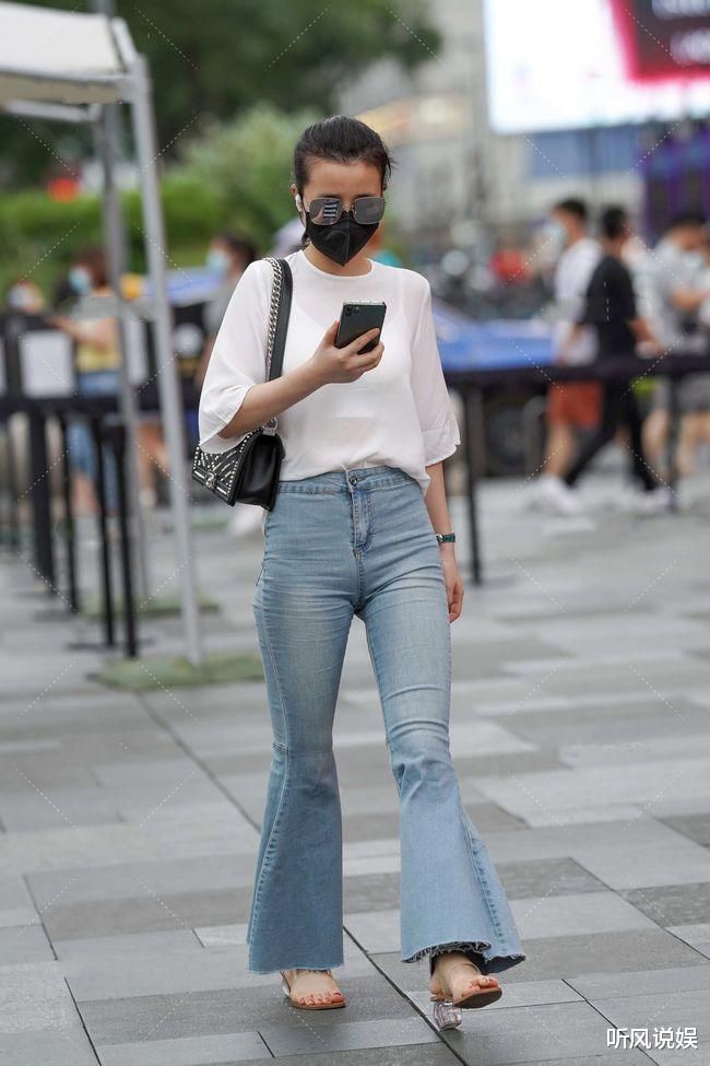 普通的衣服也可以穿出时髦感，白色搭配蓝色牛仔裤，清新时尚