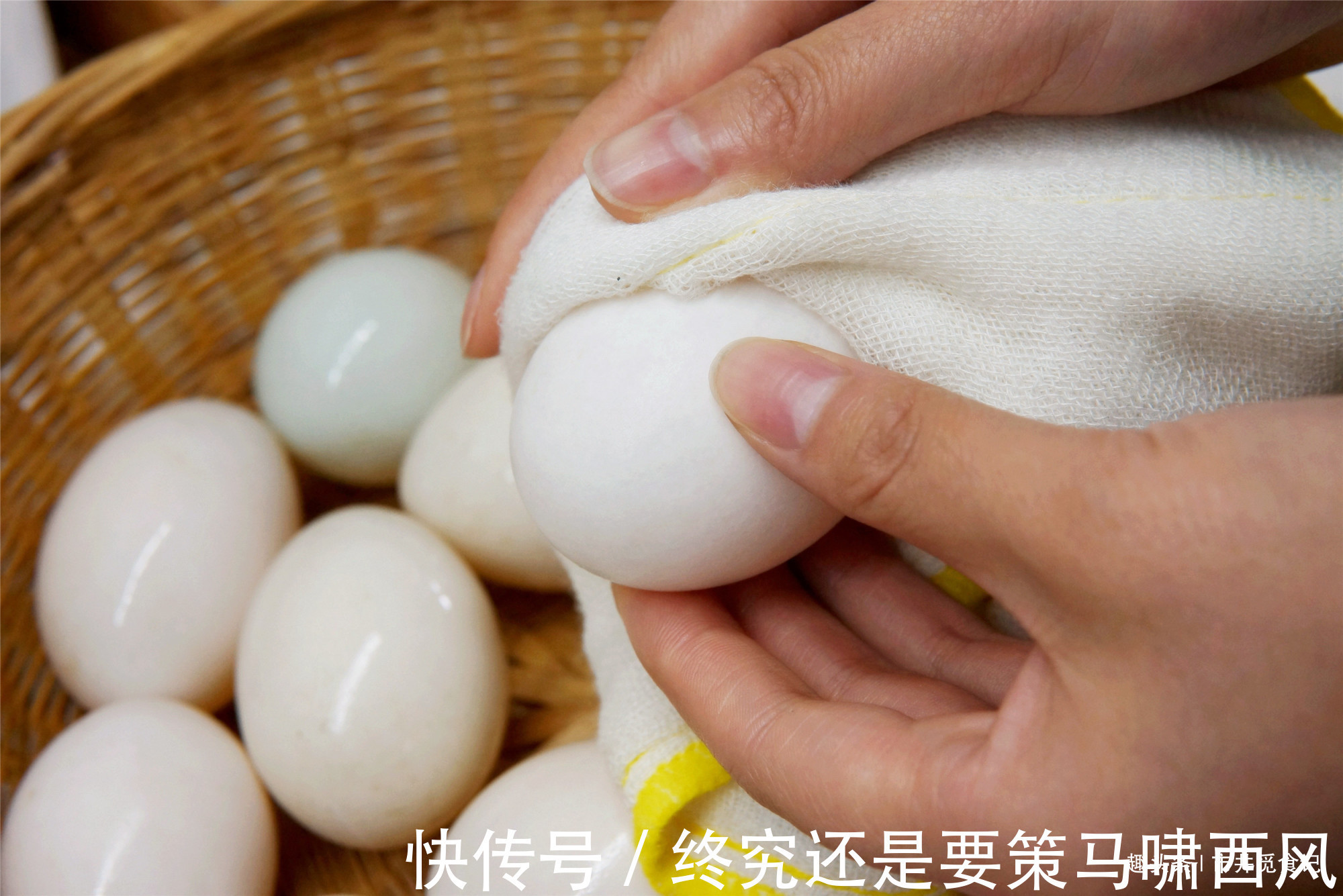 腌咸鸭蛋,奶奶用了几十年的办法,个个流油起沙,干干净净不用泥