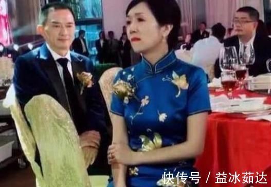 女儿|女儿结婚，却被亲妈抢了风头，网友这丈母娘是什么神仙颜值