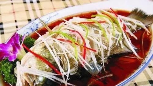 蒸鱼时,有人放盐也有人放酱油,酒店大厨:都错了!难怪鱼肉不鲜