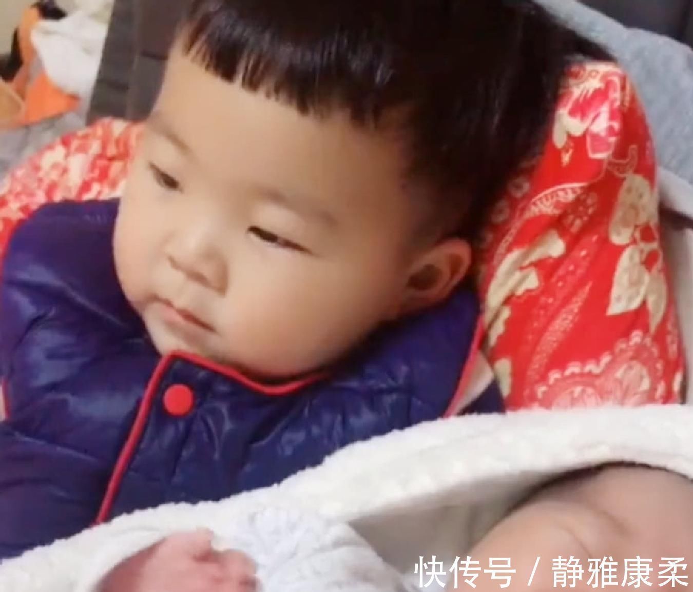 哥哥|哥哥正在看电视,妹妹突然哭,接下来的行为让人直呼智商高