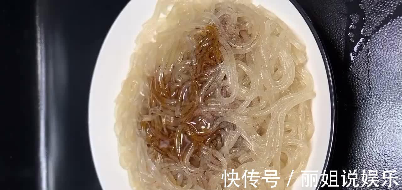 韭菜鸡蛋炒粉条，香浓味美香辣入味，即能当菜又能当饭，大家喜欢