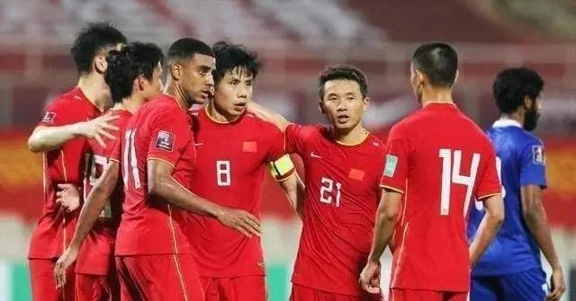 越南足協(xié)|凌晨1點(diǎn)，國(guó)足跟隊(duì)記者再現(xiàn)爭(zhēng)議報(bào)道：李霄鵬很意外，球迷罵聲一片