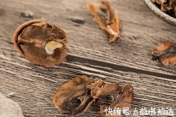 核桃皮|核桃中的分心木竟然是宝，用来泡水喝有4个功效，男人女人都需要