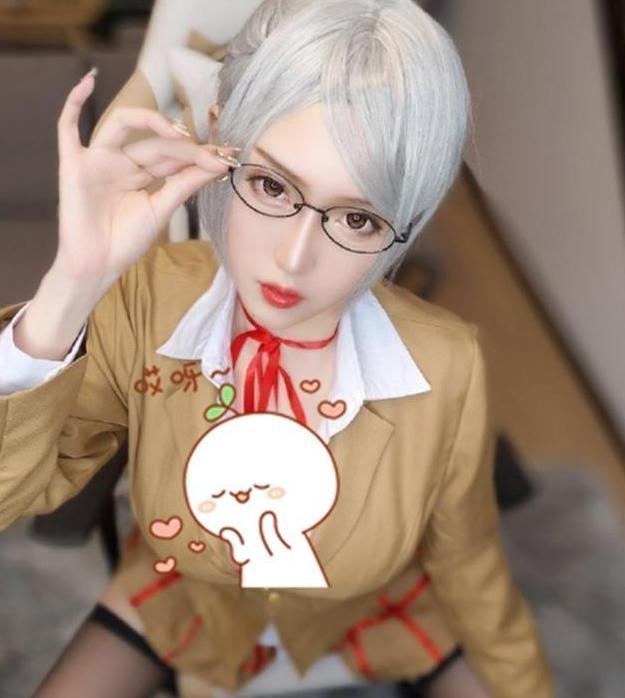造型|腐团儿COS新造型,戴眼镜尽显御姐风,晒图超纲明显被下架