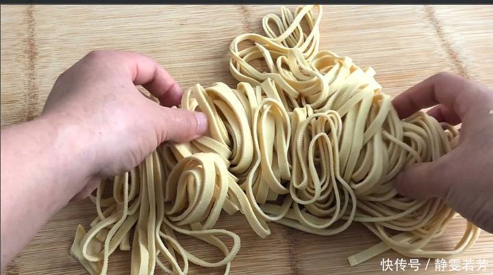 韭菜|豆腐皮不要炒韭菜了，教你个简单新做法，吃一口上瘾，比肉都香