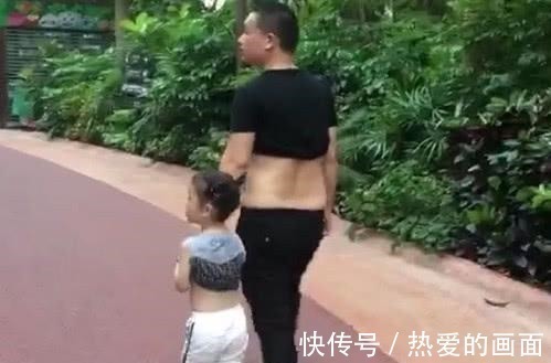 萌娃|“随性奶爸”带娃火了,萌娃跟在后面“捞衣服”的动作神同步