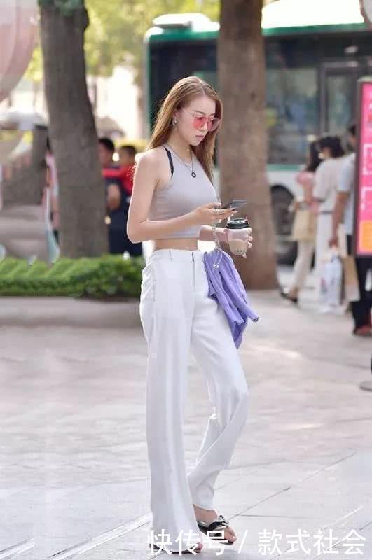艳逸|街拍:瑰姿艳逸的小姐姐,衬衫配黑色纱裙,时尚优雅