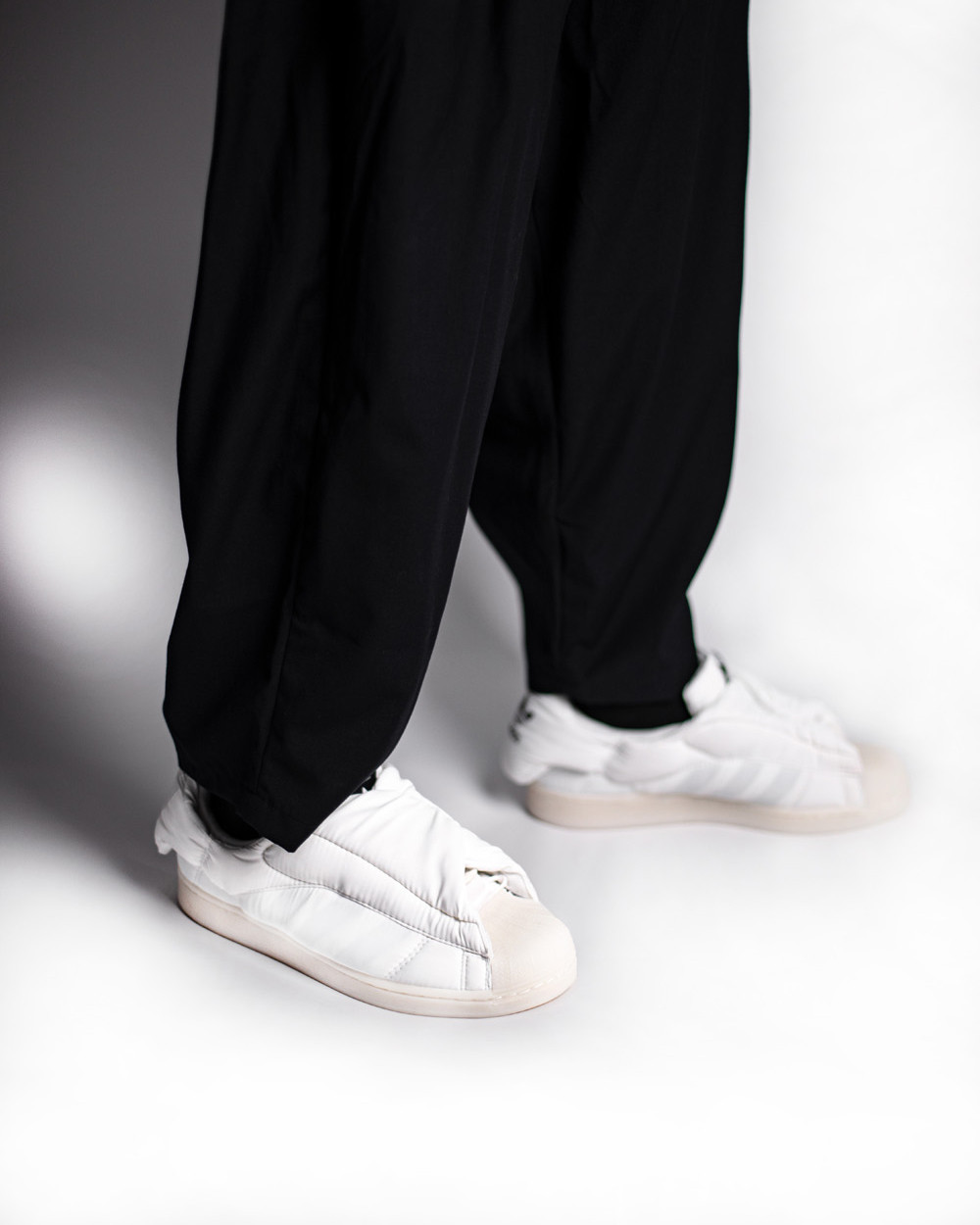 gin天太冷, 阿迪给鞋都穿上棉袄了! 小姐姐露腿穿真白啊!