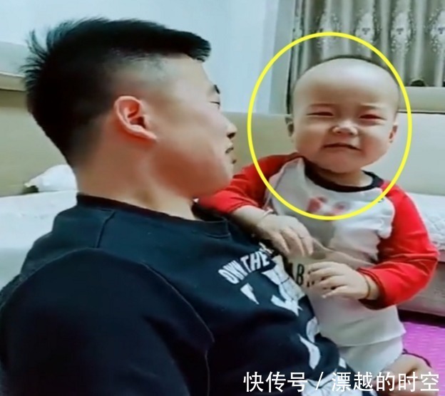 告状|爸爸向宝宝告状腿被妈妈打疼了,结果爷俩抱头痛哭,网友俩戏精