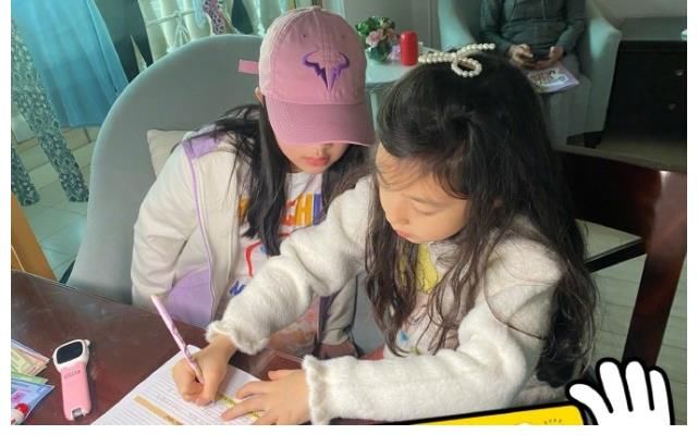 《爸爸5》萌娃重聚，neinei給泡芙補(bǔ)習(xí)英文，max身高超Jasper