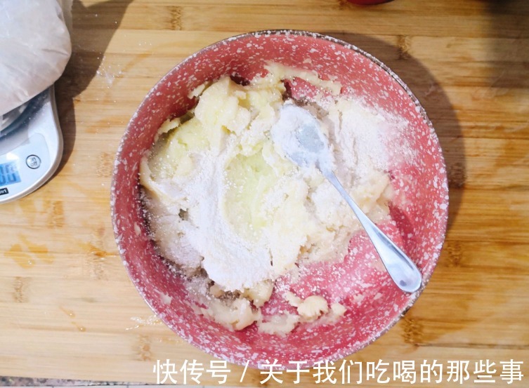 好吃|三伏天,土豆这么做,是菜也是饭,好吃又营养,做法方便,不怕胖