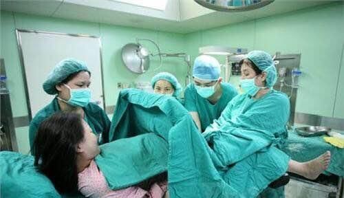 分娩|顺产遇上男护士“刮毛”,产妈想让丈夫来做,却遭医生一通痛批