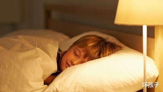 孩子晚上睡觉不能开着灯,而应该让他勇敢面对黑暗!