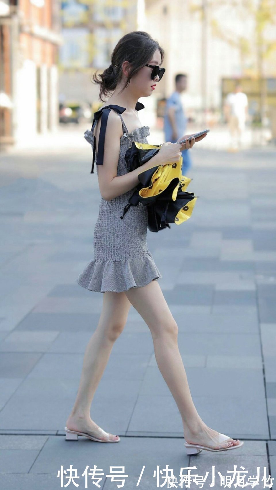 裙装 美女穿搭:裙装有细节点缀才更美,造型也会更显靓丽精致