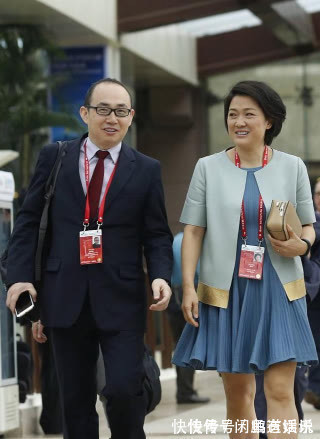 裙装 潘石屹老婆罕露面，短发配蓝裙气场强大，两口子精英气质还真登对