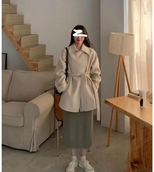 小姐姐|羊绒大衣搭配运动鞋真好看，休闲有范，时尚加倍！