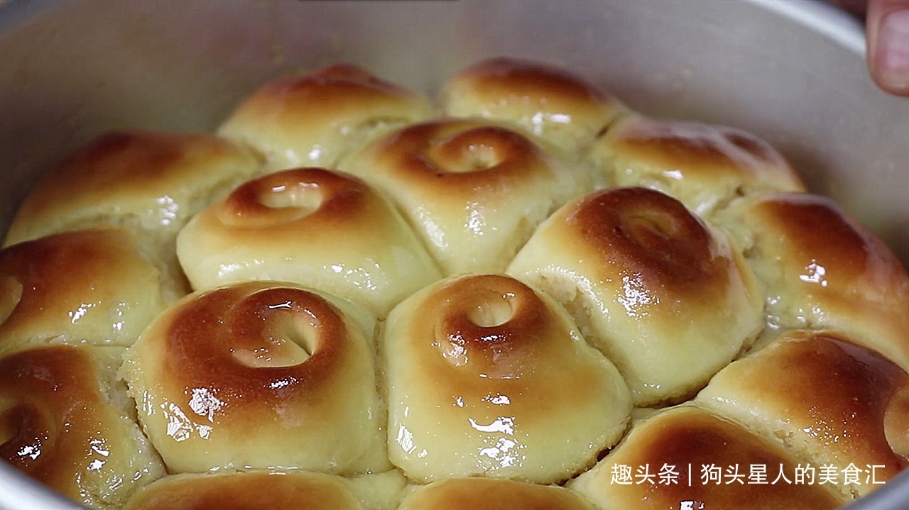 想吃面包不用出去买了,教你在家做,金黄酥脆会拉丝,柔软香甜