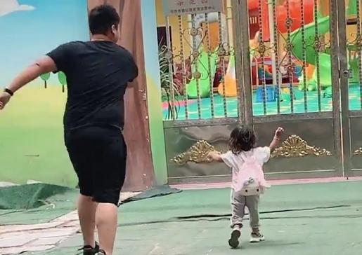 上幼儿园|奶爸“颤抖式”送娃上学,网友:娃好可爱,好想抱走她爸爸