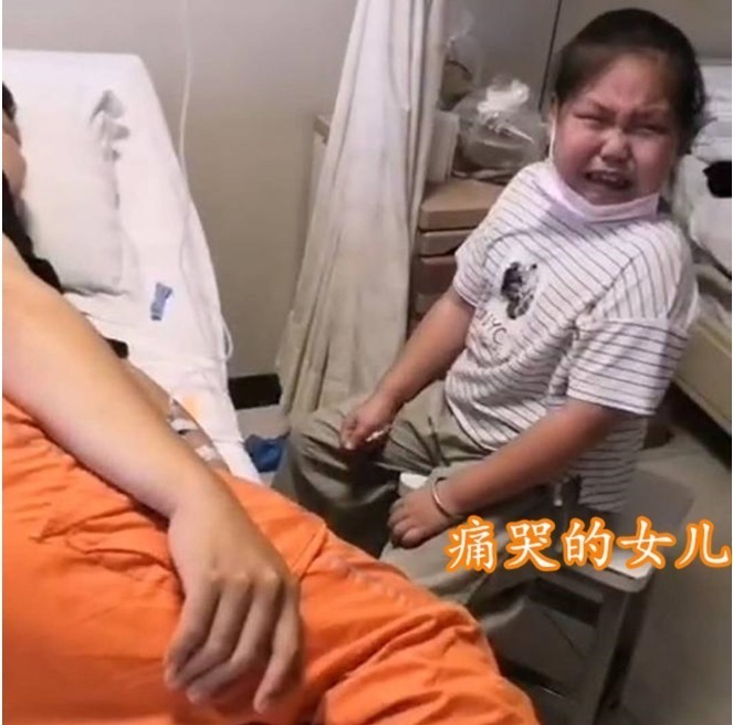 小棉袄|“偏心”爸爸火了,忽视儿子给女儿喂葡萄,儿子:我是空气吗?