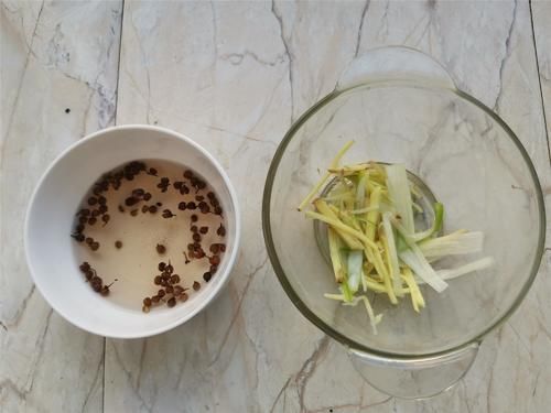 年夜饭做的浇汁肉丸子，吃的一个没剩，不放鸡蛋，外表焦脆里松嫩