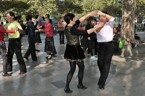 步速|50岁以上,每天坚持走这个步数就够了,同时需要注意这3点!