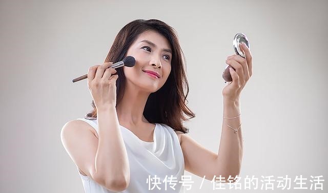 唇部 女人过了50岁,化妆品、护肤品不用买太多,日常有这几样就够了!