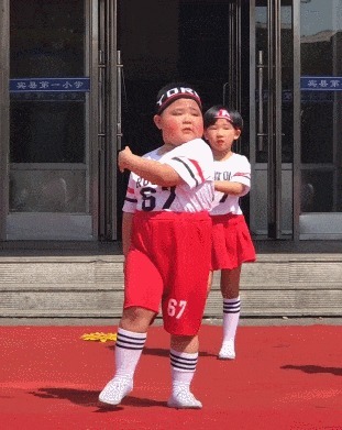 |搞笑GIF：见过荡秋千的，没见过骑摩托车荡秋千的