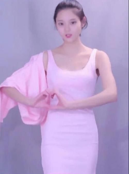 气质 性感“小”姐姐，吊带连衣裙穿搭，清纯气质展现魅惑十足！