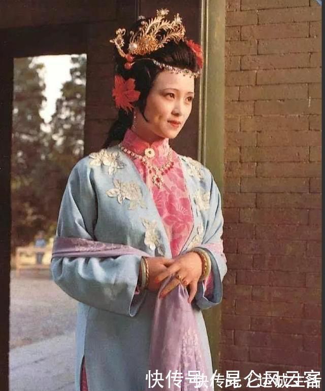 衣裳|秦可卿卧病期间,为何每天换四五遍衣裳?曹雪芹:重点不在换衣裳