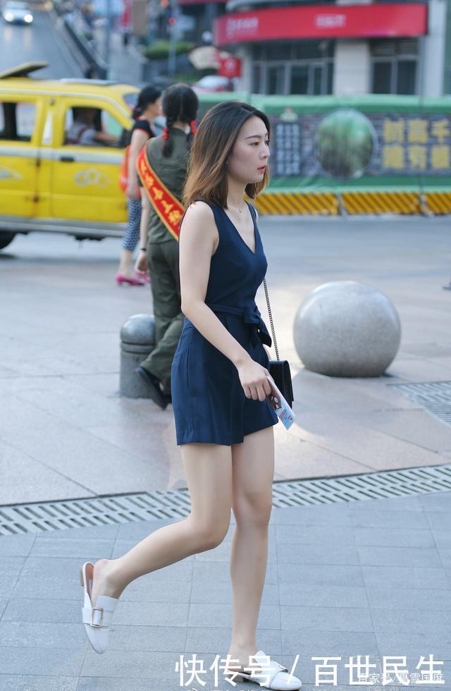 街拍穿着时尚的魅力女人