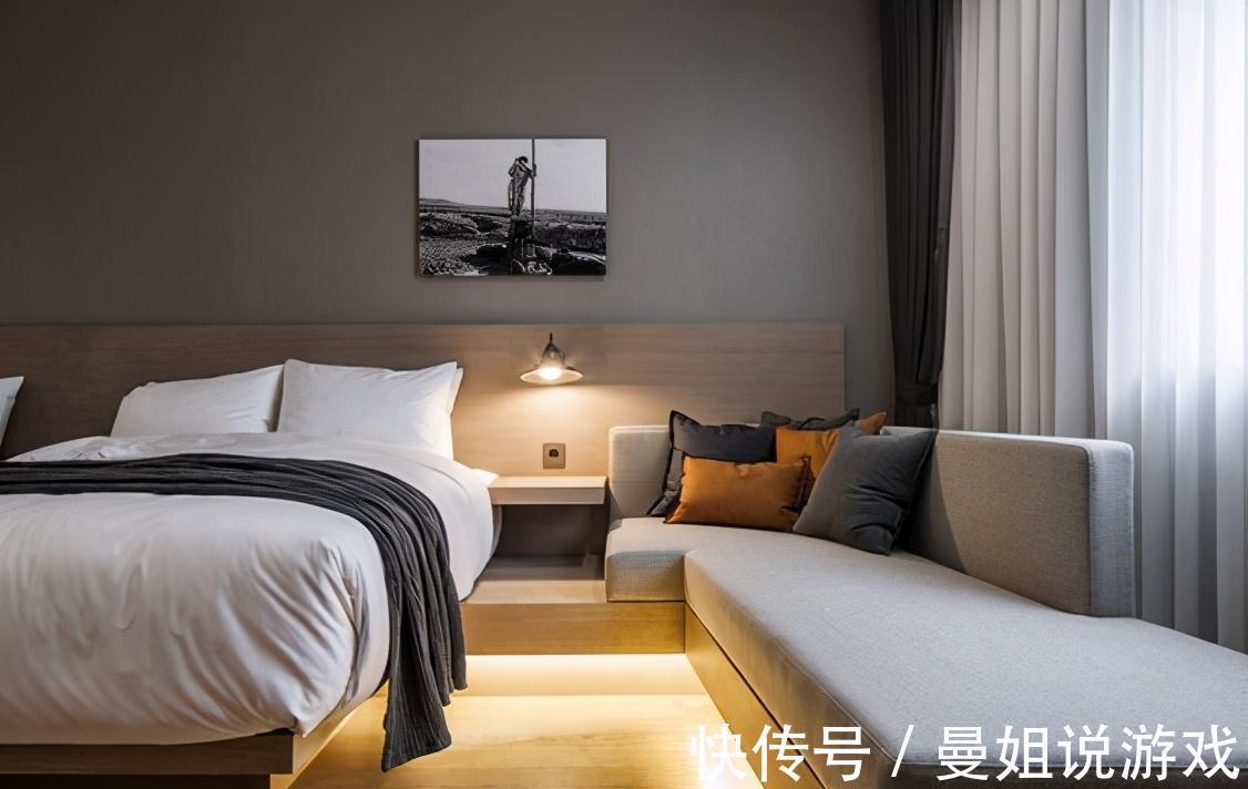 书桌|床不居中放,是迄今为止我最聪明的决定,一侧留空,专门用来休闲
